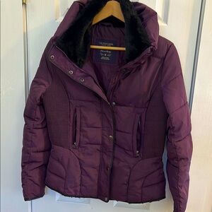 US Polo association Women's Purple Puffer Jacket
Size M , zipper snaps, pockets